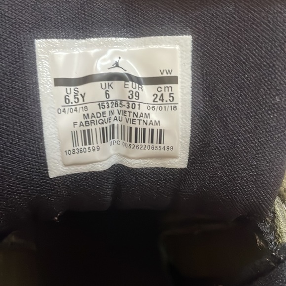 Barely worn Jordan 12 pine green color swade - Picture 6 of 7